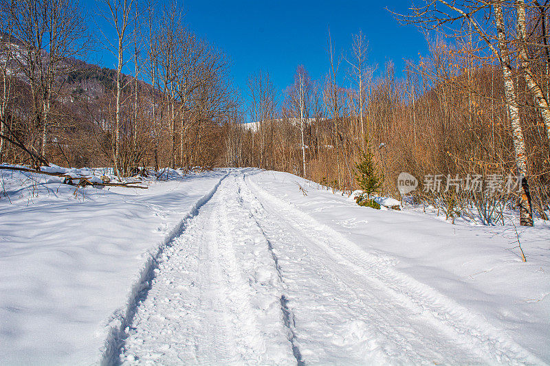 在冬天，在老山上(Stara Planina)冰冻的自然形成的冰